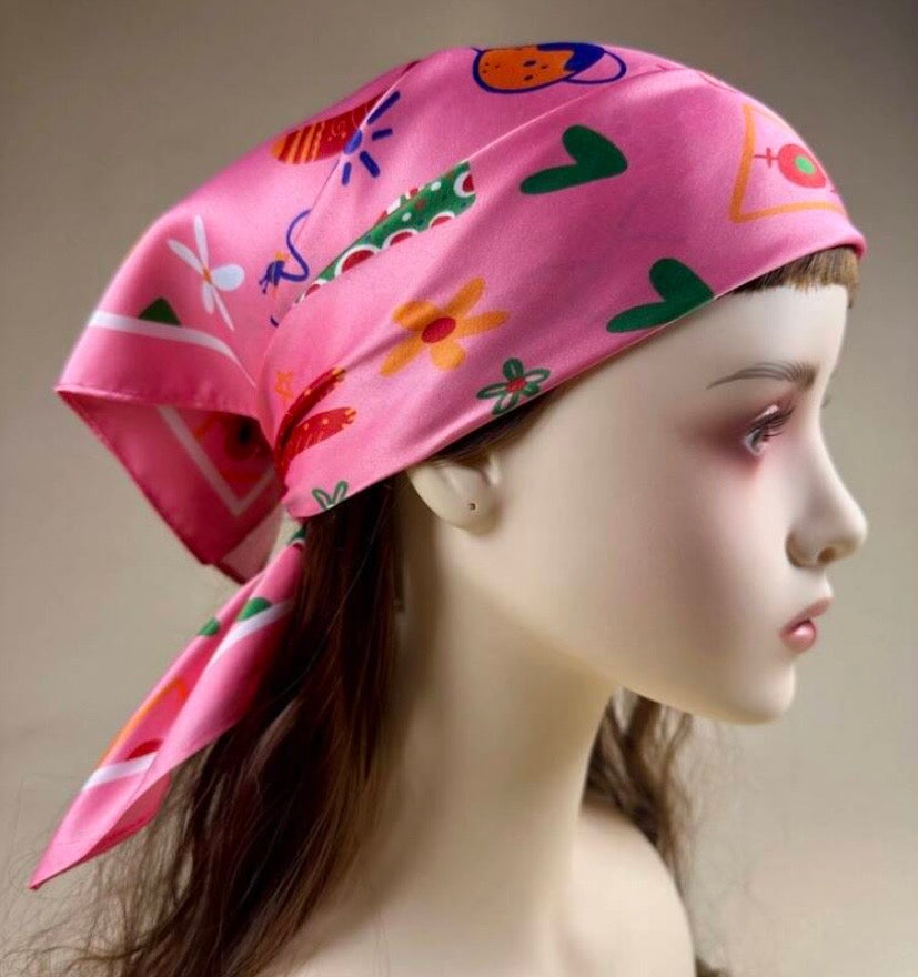 Foulard de cou en satin élégant avec imprimé œil, cœur, crâne, serpent, chat