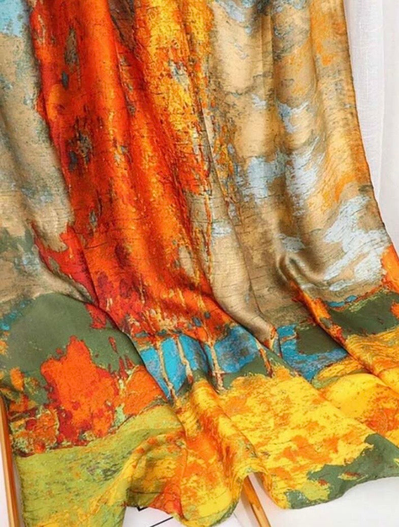 Foulard en fausse soie imprimée orange et motif de forêt