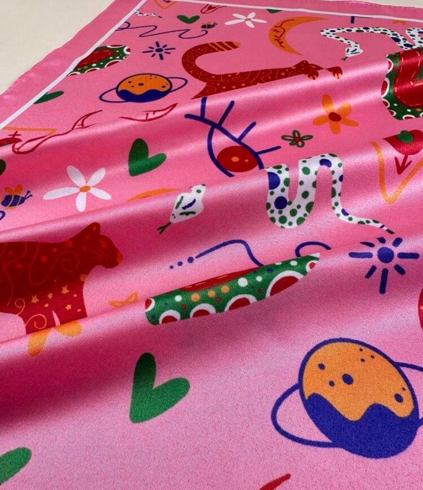 Foulard de cou en satin élégant avec imprimé œil, cœur, crâne, serpent, chat