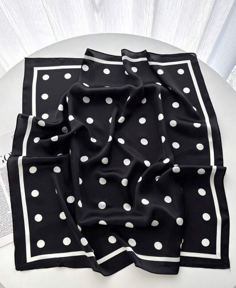Foulard en soie avec imprimé élégant à pois