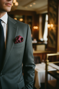 Pochette bordeaux - Homme élégant